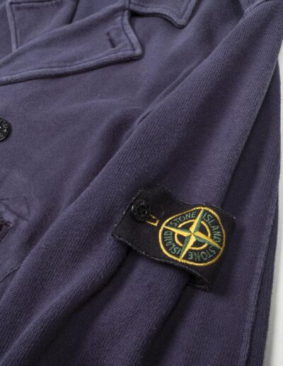 Stone Island tamsiai mėlynos, šiek tiek blukintos spalvos, medvilninis striukės/palto tipo džemperis, tinkamas dėvėti kaip lauko drabužis.