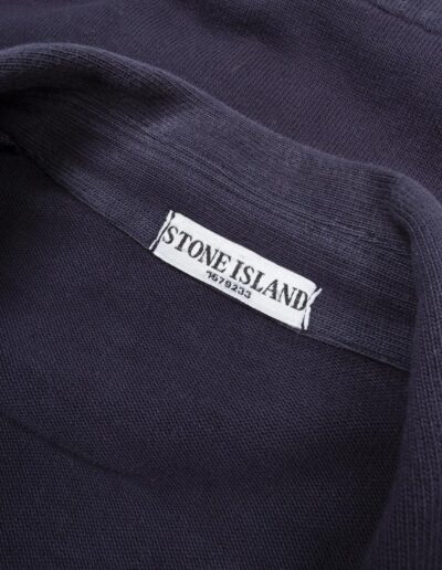 Stone Island tamsiai mėlynos, šiek tiek blukintos spalvos, medvilninis striukės/palto tipo džemperis, tinkamas dėvėti kaip lauko drabužis.